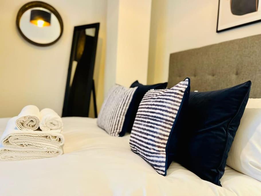 Modern One Bedroom Apartment Near Old Trafford Stadium Manchester Buitenkant foto